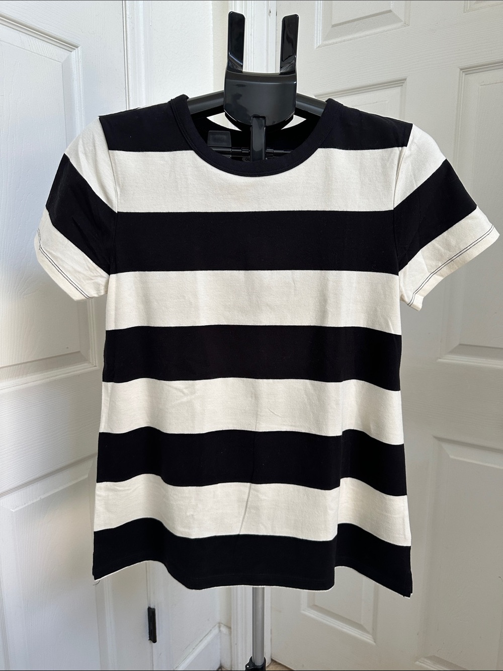 Old Navy Women’s Slim Fit Black and Cream Striped Short Sleeve Tee in Size L